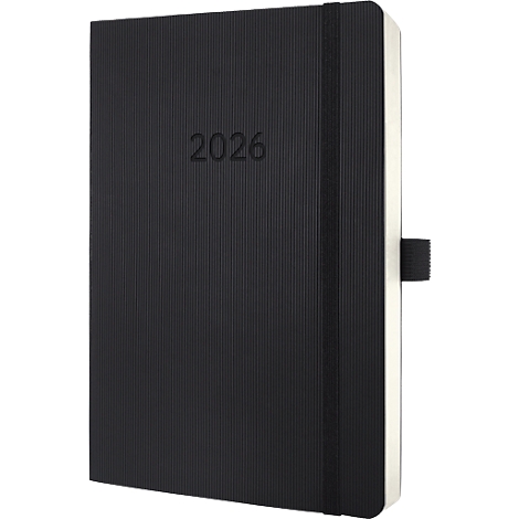Zwart notitieboek met het jaar 2026 in reliëf, elastiek en bladwijzer.