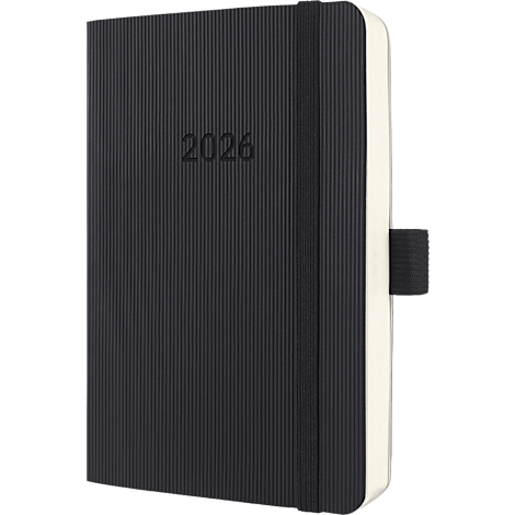Zwart notitieboek met de opdruk 2026. De pagina's zijn wit en de kaft heeft een verticale ribbelstructuur.
