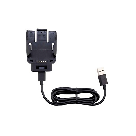 Schwarze Halterung mit USB-Kabel, das an eine weiße Wand gesteckt ist.
