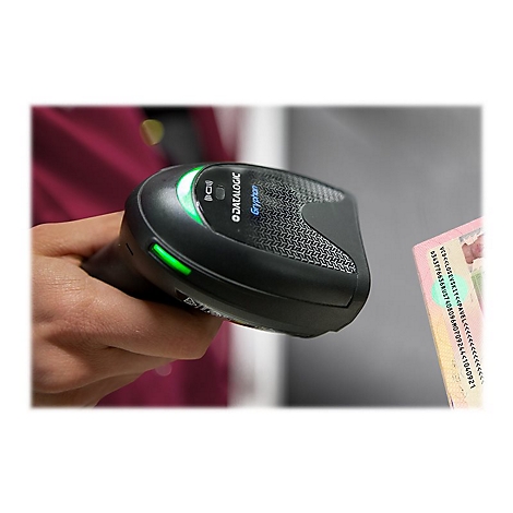 Person hÃ¤lt schwarzen Barcode-Scanner auf eine Karte. Scanner leuchtet grÃ¼n.