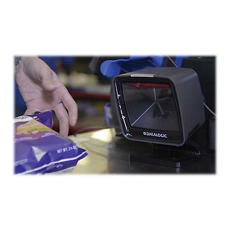 Une personne scanne un sac de chips avec un scanner. Le scanner est gris foncÃ© et a une lumiÃ¨re rouge. Le sac porte la mention NET WT 2.75 OZ.