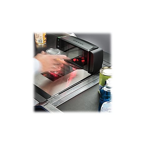 Un caissier scanne une boîte de conserve avec un scanner. Lumières rouges dans le scanner. D'autres articles sont sur le comptoir.