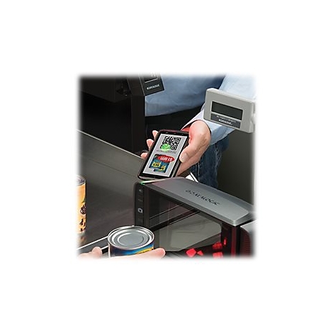 Une personne scanne un code QR sur un téléphone à la caisse, tandis qu'un lecteur de codes-barres et des conserves sont visibles.
