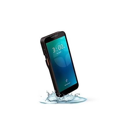 Schwarzes Smartphone steht im Wasser. Auf dem Bildschirm sind Uhrzeit und Datum zu sehen. Wassertropfen spritzen hoch.