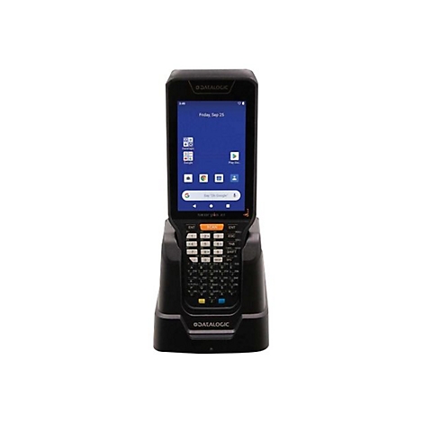 Ein schwarzes Handheld-Terminal mit Tastatur und Display in einer Dockingstation. Auf dem Display ist ein Startbildschirm zu sehen.