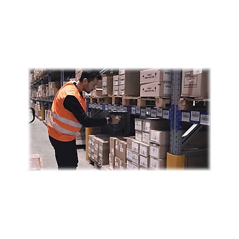 Ein Mann mit Warnweste scannt Barcodes auf Kartons in einem Lager. Um ihn herum sind Regale voller Pakete.