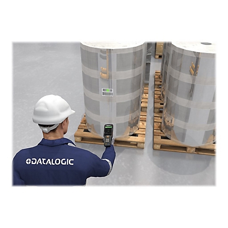 Ein Arbeiter scannt Barcodes auf Papierrollen. Er trÃ¤gt eine blaue Arbeitskleidung mit Datalogic-Logo und einen weiÃŸen Helm.