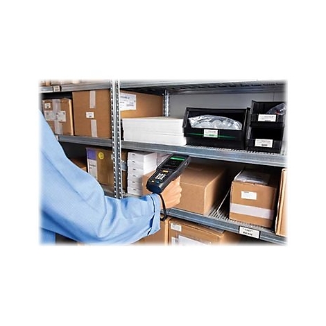 Person scannt Lagerregal mit Barcode-Scanner. Kartons, Boxen und Papiere lagern auf den Regalen.