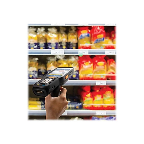 Handscanner in Supermarkt. Person scannt Produkte in den Regalen, vorwiegend rote und gelbe Verpackungen.