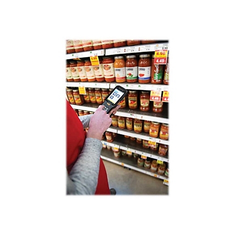Eine Person scannt mit einem Handscanner in einem Supermarkt Tomatensaucen. Auf dem Scanner ist ein Bildschirm zu sehen.