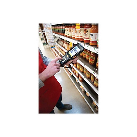 Person scannt Waren im Supermarktregal mit Handscanner. Regale sind mit Konserven gefÃ¼llt.