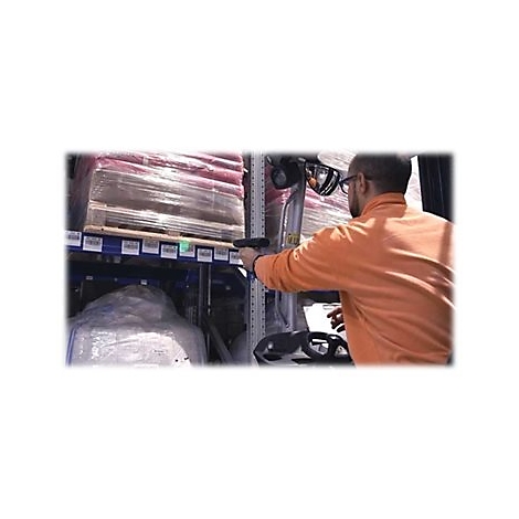 Ein Mann mit Brille und orangenem Shirt scannt mit einem Handscanner Waren in einem Lager. Er sitzt in einem Gabelstapler.