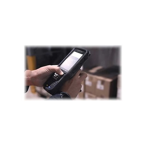 Person hÃ¤lt ein schwarzes Handheld-GerÃ¤t, auf dem ein Display zu sehen ist. Der Hintergrund ist unscharf.