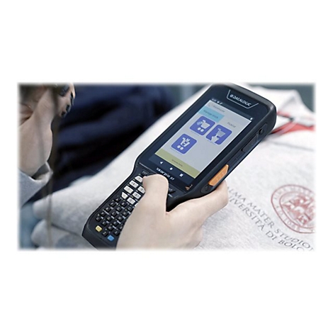 Eine Person hÃ¤lt ein mobiles DatenerfassungsgerÃ¤t. Auf dem Bildschirm sind drei Einkaufskorb-Symbole zu sehen.