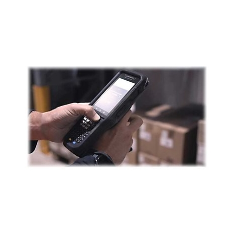 Eine Person hÃ¤lt ein schwarzes mobiles DatenerfassungsgerÃ¤t mit Bildschirm und Tastatur. Im Hintergrund sind Kartons zu sehen.