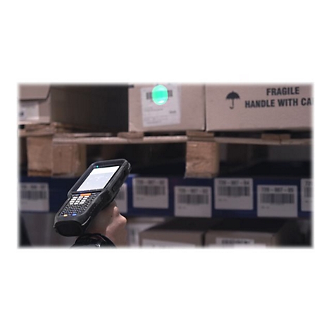 Handheld-Scanner scannt Paket in Lagerregal. Auf dem Paket steht 'FRAGILE, HANDLE WITH CARE'.