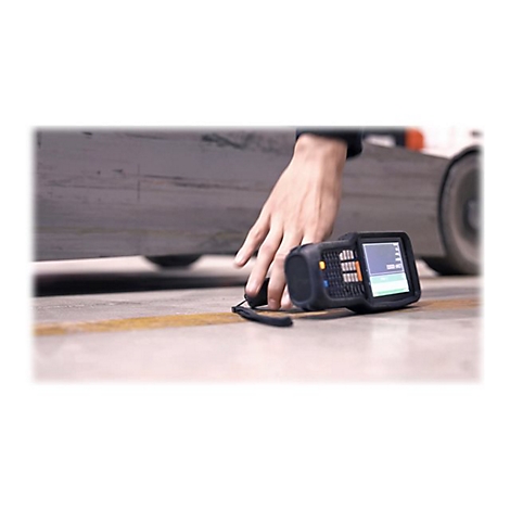 Hand berÃ¼hrt Scanner auf Betonboden. Das Display des schwarzen Scanners zeigt eine grÃ¼ne Anzeige.