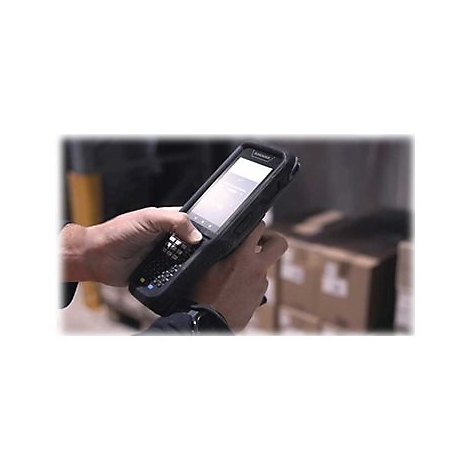HÃ¤nde halten ein schwarzes Handheld-Terminal in einer Lagerumgebung. Das Display ist eingeschaltet.