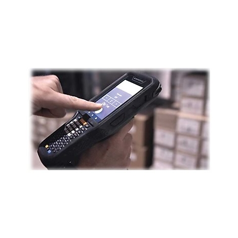 Hand hÃ¤lt ein schwarzes Handheld-GerÃ¤t. Der Finger berÃ¼hrt den Bildschirm. Auf dem Bildschirm ist Text zu sehen, dahinter ein Lager.