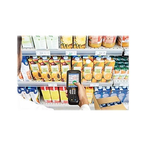 Hand hÃ¤lt ein mobiles DatenerfassungsgerÃ¤t vor einem Supermarktregal mit GetrÃ¤nken. Ein grÃ¼ner Kreis wird auf dem Bildschirm gedrÃ¼ckt.