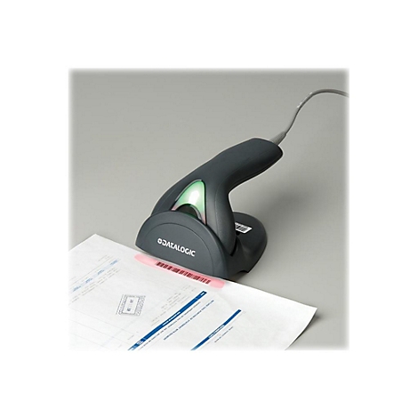 Scanner de code-barres gris scannant un document. Le laser rouge lit le code-barres. Le scanner indique Datalogic.