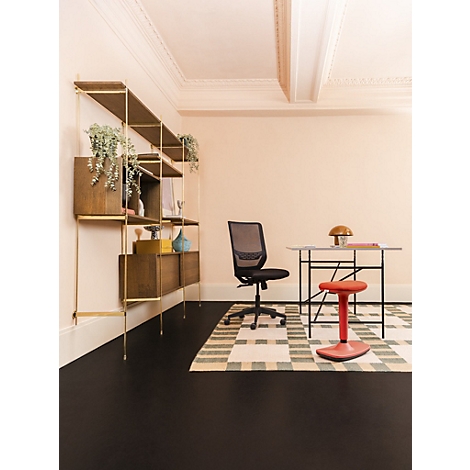 Modernes Heimbüro mit schwarzem Boden, Wandregal aus Messing und Holz, Schreibtischstuhl und einem roten Hocker.