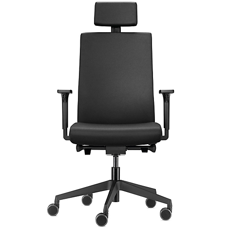 Schwarzer Bürostuhl mit Kopfstütze, Armlehnen und Rollen. Der Stuhl steht vor neutralem Hintergrund.