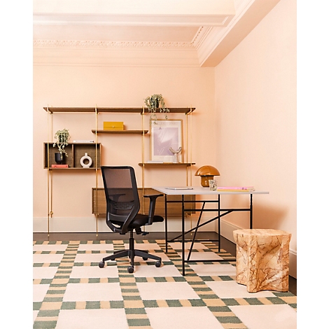 Ein stilvolles Home-Office mit Schreibtisch, Stuhl und Bücherregal in hellen, warmen Farbtönen.