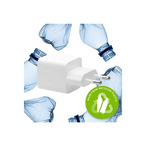 Un chargeur blanc entouré de bouteilles en plastique froissées ; autocollant indiquant "Made from Recycled Plastic".