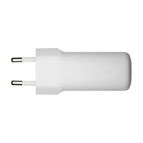 Un chargeur blanc sur fond blanc. Il possède deux broches métalliques et un corps cylindrique.