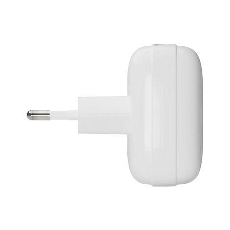 Une prise européenne blanche en angle, isolée sur fond blanc.