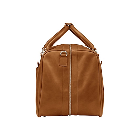 Braune Lederreisetasche mit Reißverschluss, zwei Henkeln und silberfarbenen Beschlägen, vor weißem Hintergrund.