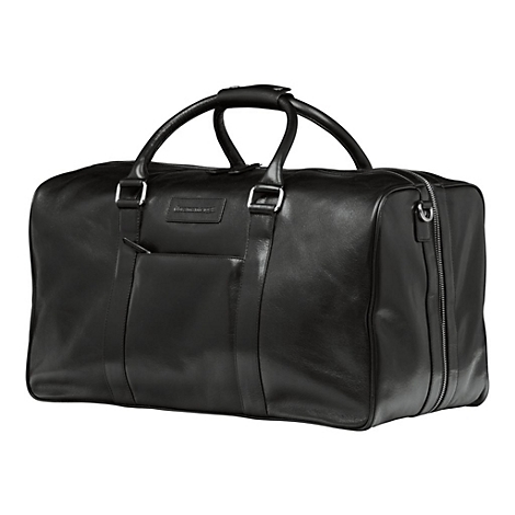 Schwarze Leder-Reisetasche, mit Tragegriffen und Reißverschluss.