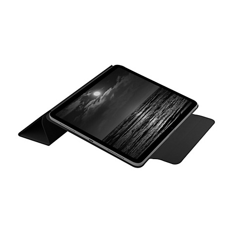 Ein schwarzes Tablet mit geöffneter Hülle, Display zeigt Mond und Meer in Graustufen.