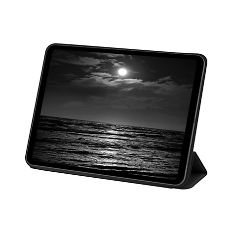 Schwarz-Weiß-Bild eines Tablets mit Display, das einen nächtlichen Ozean zeigt. Vollmond über Wolken.