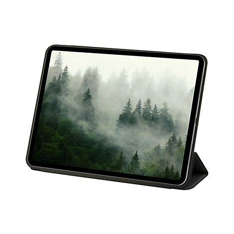 Ein Tablet-PC, auf dem ein Wald in Nebel zu sehen ist, steht aufrecht auf einer Halterung.
