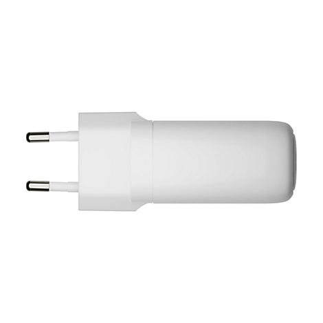 Un chargeur blanc, prise européenne, sur fond blanc.