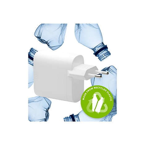 Un chargeur blanc avec une prise de courant, entouré de bouteilles en plastique bleues froissées. Une étiquette verte indique "MADE FROM RECYCLED PLASTIC".