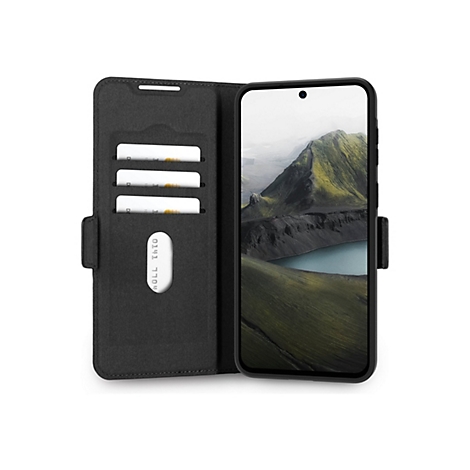 Schwarze Handyhülle, geöffnet, mit Kartenfächern und Smartphone mit Landschaftsfoto.