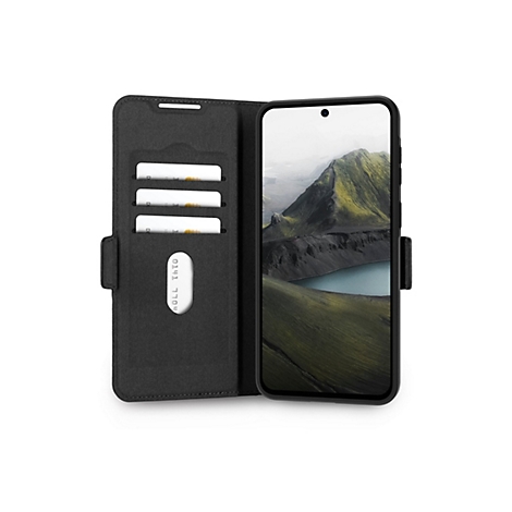 Schwarzes Handy Case mit Kartenfächern, offengeklappt. Der Bildschirm zeigt eine Landschaft mit Bergkette, See und Himmel.