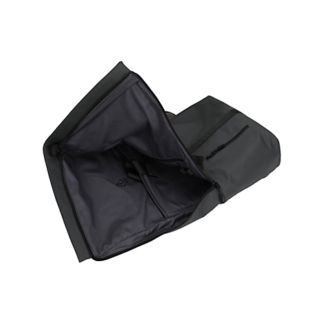 Dunkelgrauer Rucksack, teilweise geöffnet. Innen dunkelgraues Futter, Reißverschlüsse und Trageriemen. Weißer Hintergrund.