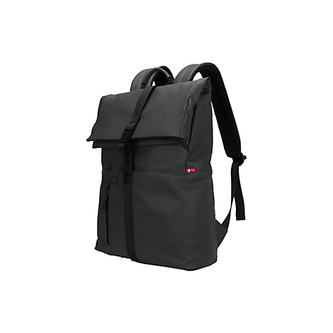 Schwarzer Rucksack mit Klappe und Riemen, isoliert auf weißem Hintergrund.