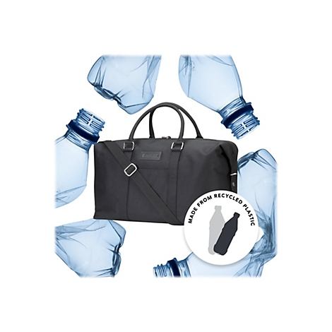 Schwarze Reisetasche aus recyceltem Plastik, umgeben von zerbrochenen blauen Plastikflaschen. Ein Etikett weist darauf hin.