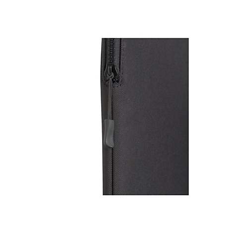 Detailaufnahme einer schwarzen Tasche mit Reißverschluss, dessen Zipper geöffnet ist. Der Hintergrund ist weiß.