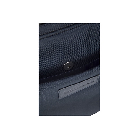 Detailaufnahme einer blauen Handtasche. Ein silberner Magnetverschluss und ein Lederetikett mit Schriftzug sind zu sehen.