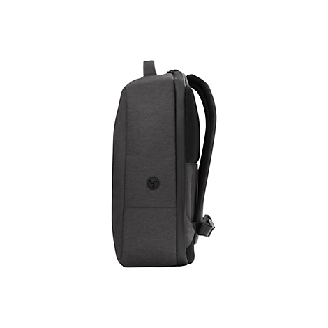 Ein grauer Rucksack, Seitenansicht, auf weißem Hintergrund. Er hat gepolsterte Träger und ein Logo.