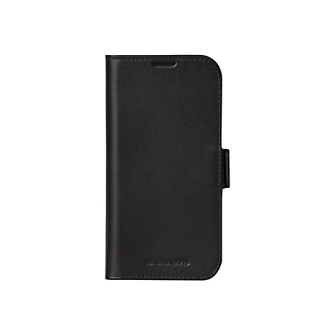 Schwarzes Handy-Etui aus Leder, hochkant vor weißem Hintergrund. Der Verschluss ist geschlossen, unten steht in Schrift "dramante1928".