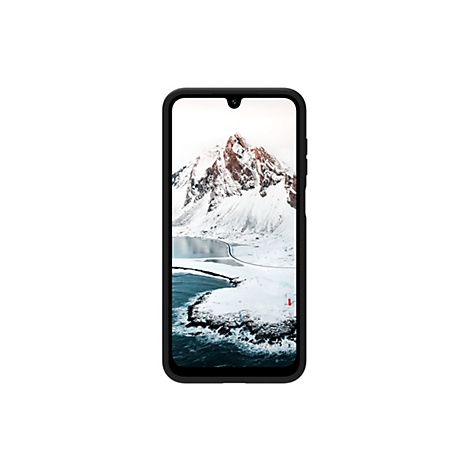Schwarzes Smartphone mit Berglandschaft auf dem Bildschirm. Die Landschaft zeigt einen schneebedeckten Berg, eine Bucht und eine Straße.