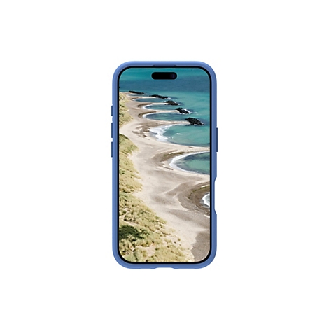 Blaues Handy mit Hülle, zeigt Küstenlandschaft. Strand, Meer und Dünen vor weißem Hintergrund.