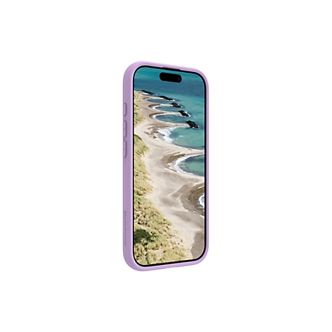Ein iPhone mit einer lila Schutzhülle. Das Display zeigt eine Küstenlandschaft mit Meer und Strand.